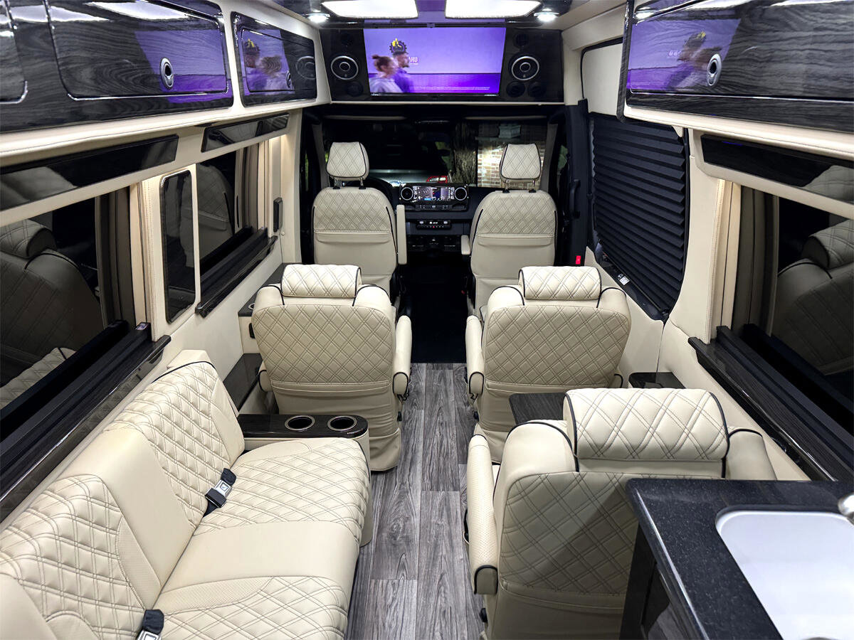 Used 2024 Mercedes-Benz Sprinter 3500 image 3