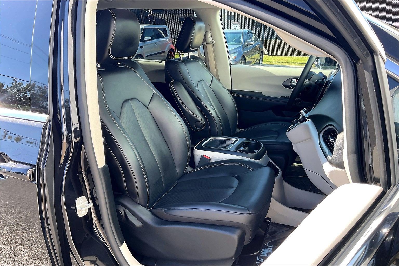 Used 2024 Chrysler Pacifica Touring-L FWD image 9