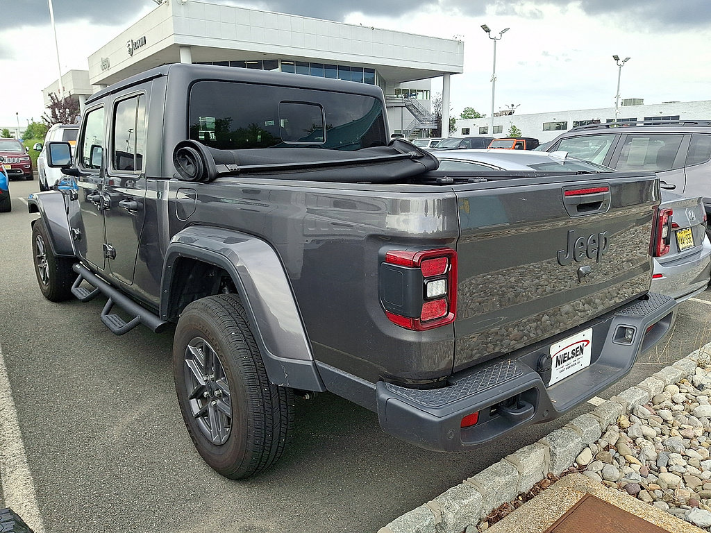Used 2025 Jeep Gladiator Sport AWD/4WD image 3