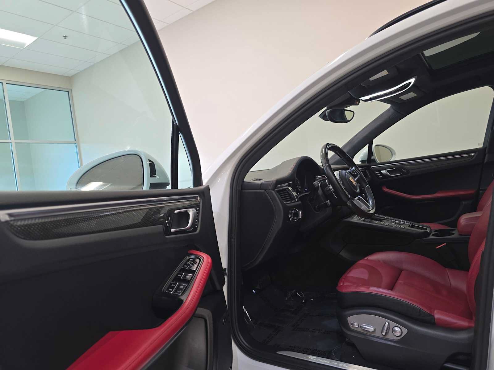 Used 2015 Porsche Macan Turbo AWD/4WD image 23
