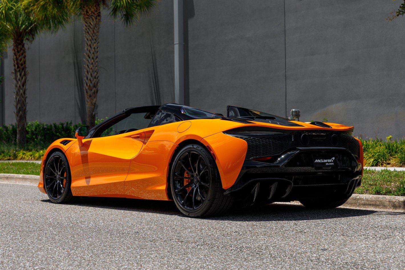 Used 2025 McLaren Artura Spider RWD image 24