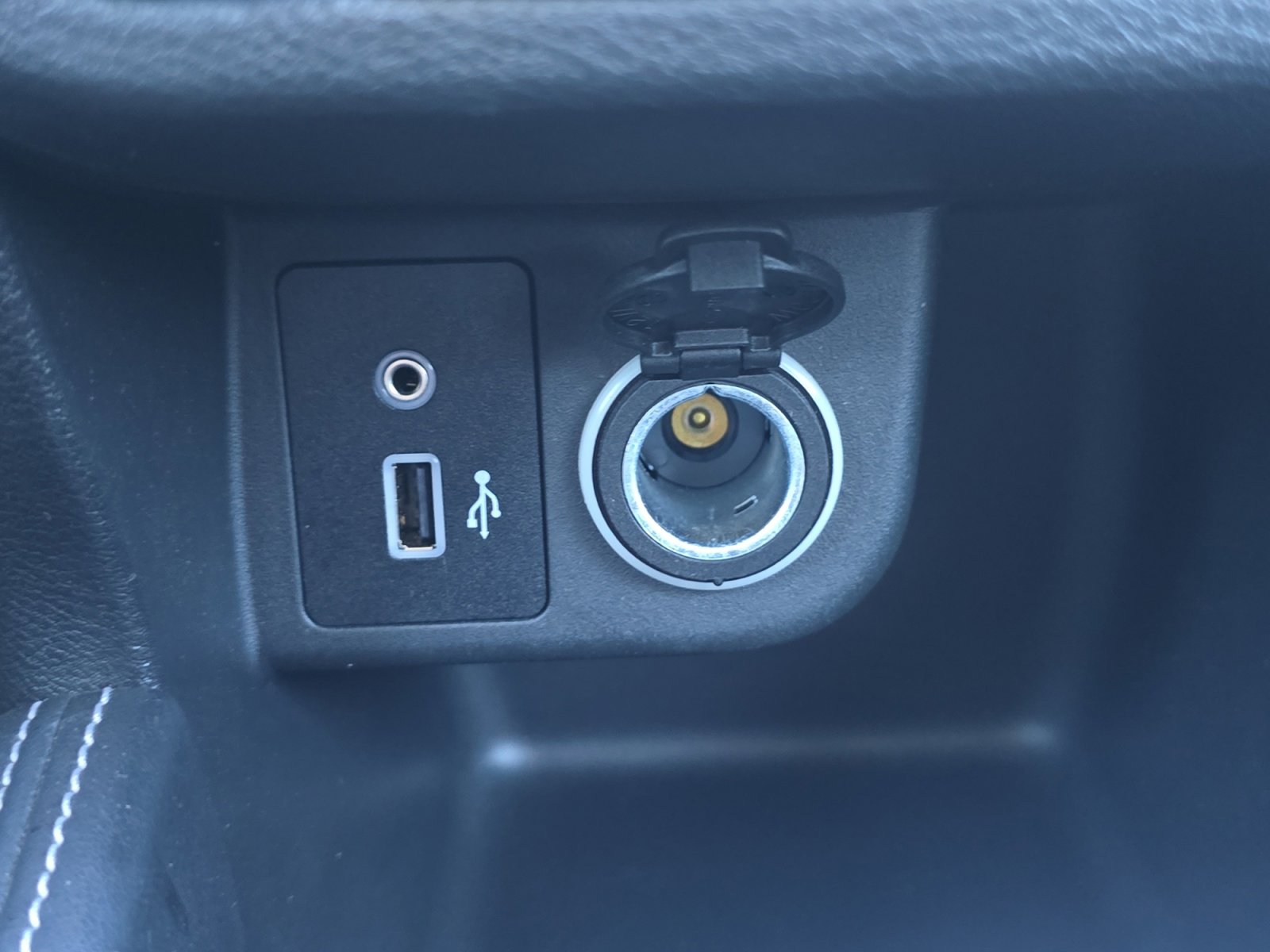 Used 2019 Nissan Kicks S image 18