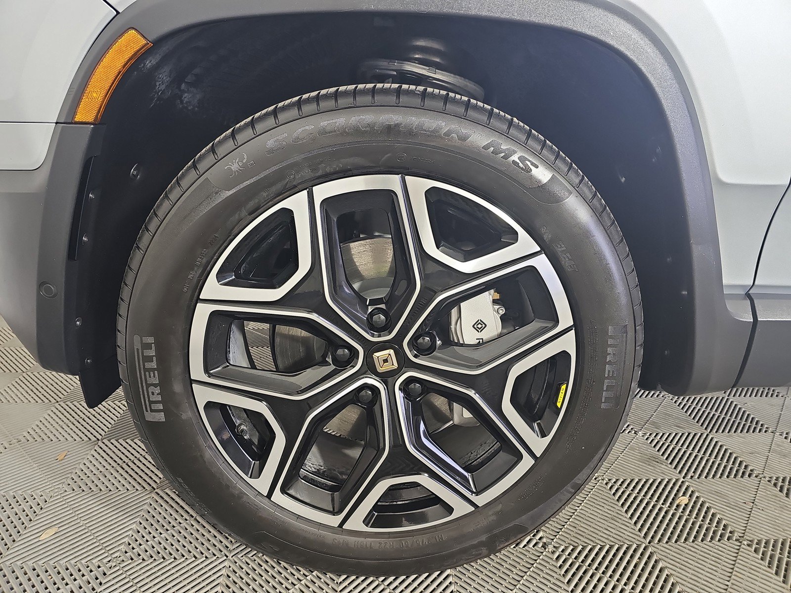 Used 2025 Rivian R1S Adventure AWD/4WD image 9