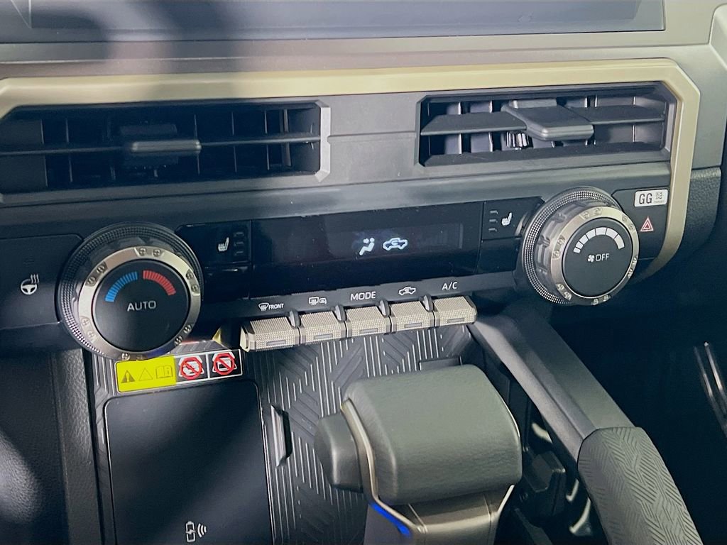 Certified 2025 Toyota Tacoma SR5 AWD/4WD image 15