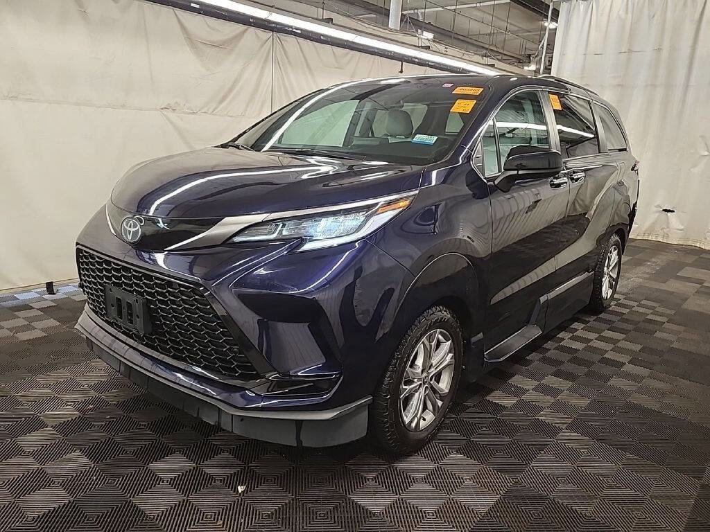 Used 2022 Toyota Sienna LE image 1