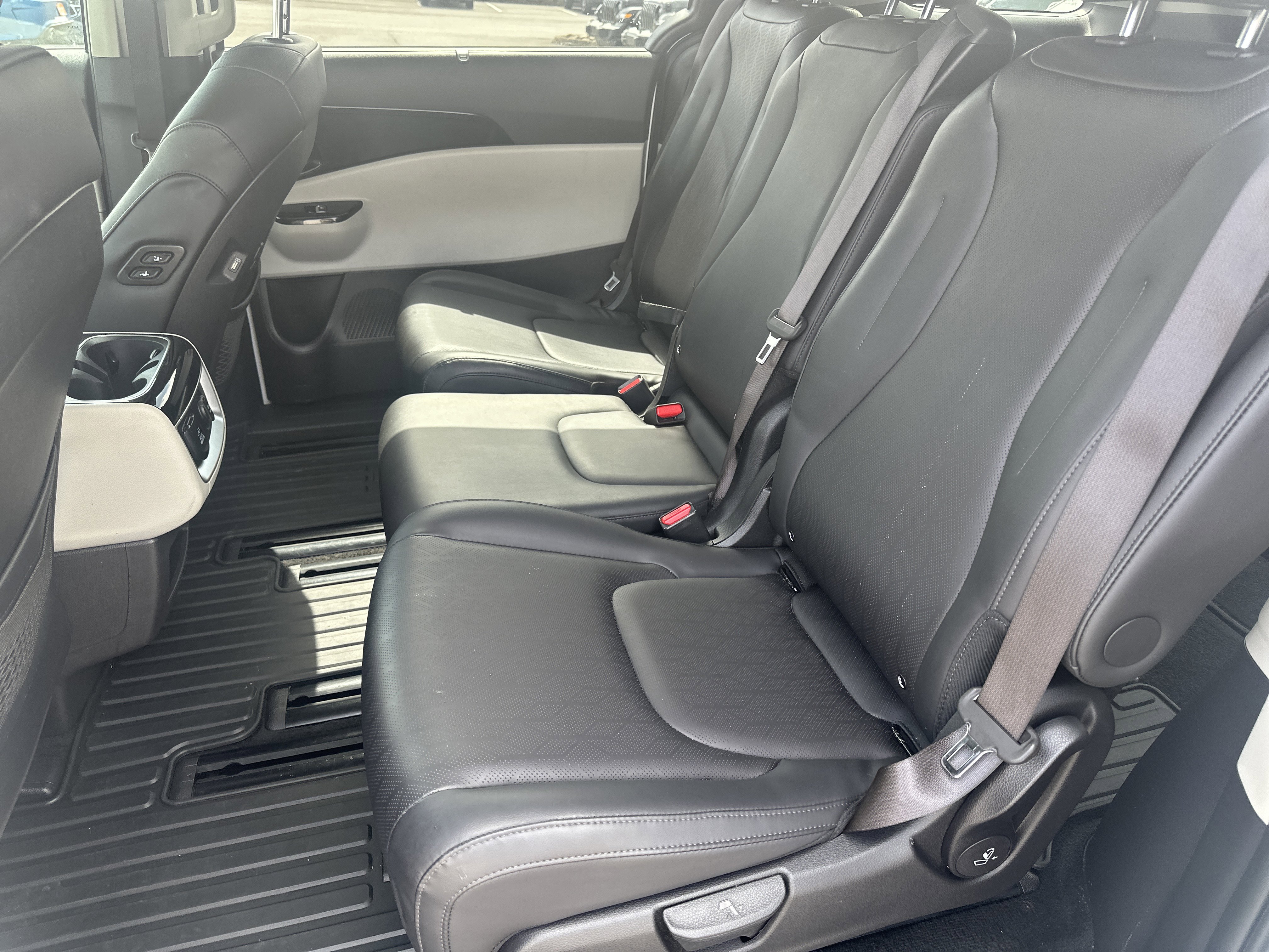 Used 2024 Kia Carnival SX image 17