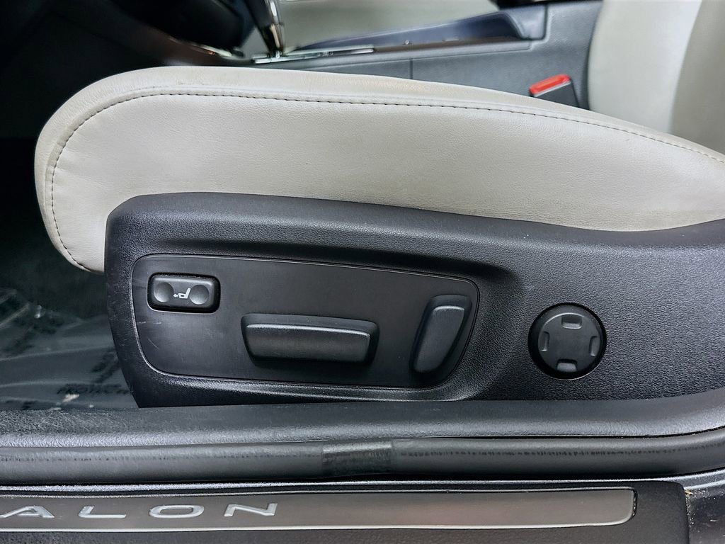Used 2013 Toyota Avalon Limited image 23
