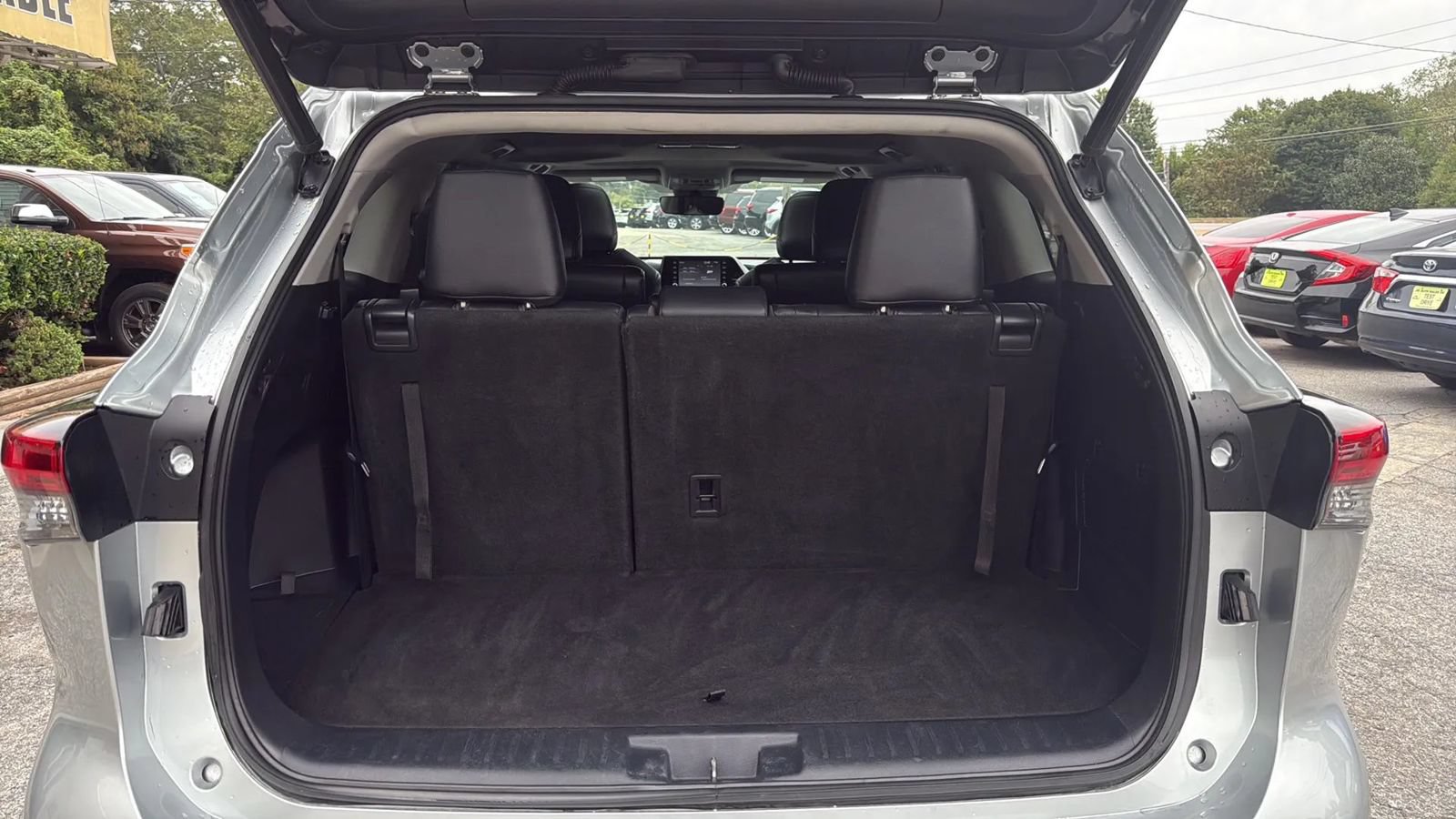 Used 2021 Toyota Highlander XLE FWD image 21