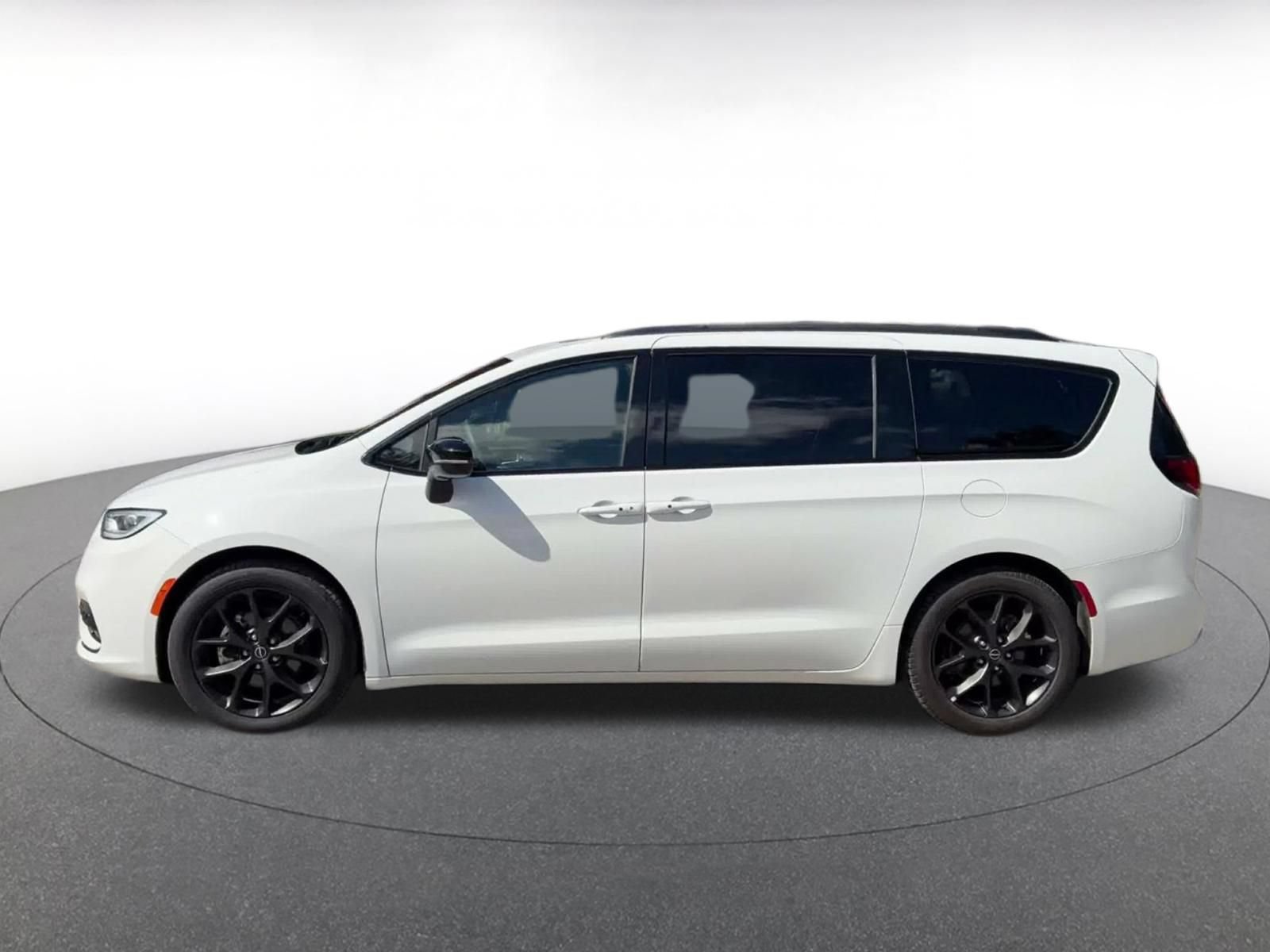 Used 2025 Chrysler Pacifica Limited FWD image 8