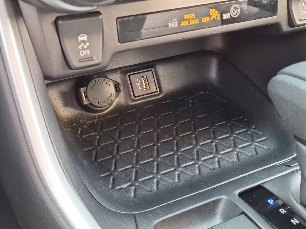 Used 2025 Toyota RAV4 LE AWD/4WD image 26