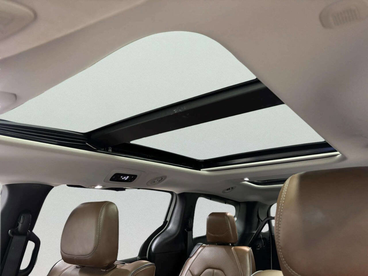 Used 2017 Chrysler Pacifica Limited image 14