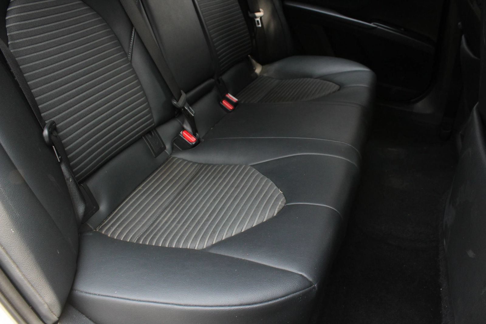 Used 2019 Toyota Camry SE FWD image 19