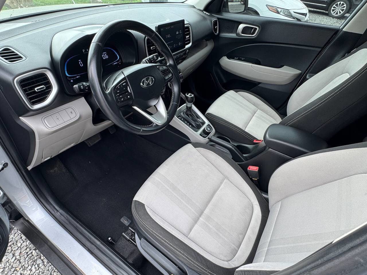 Used 2023 Hyundai Venue SEL image 9