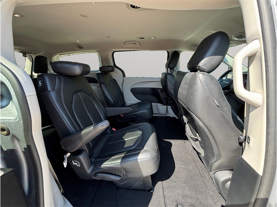 Used 2020 Chrysler Pacifica Touring-L FWD image 37