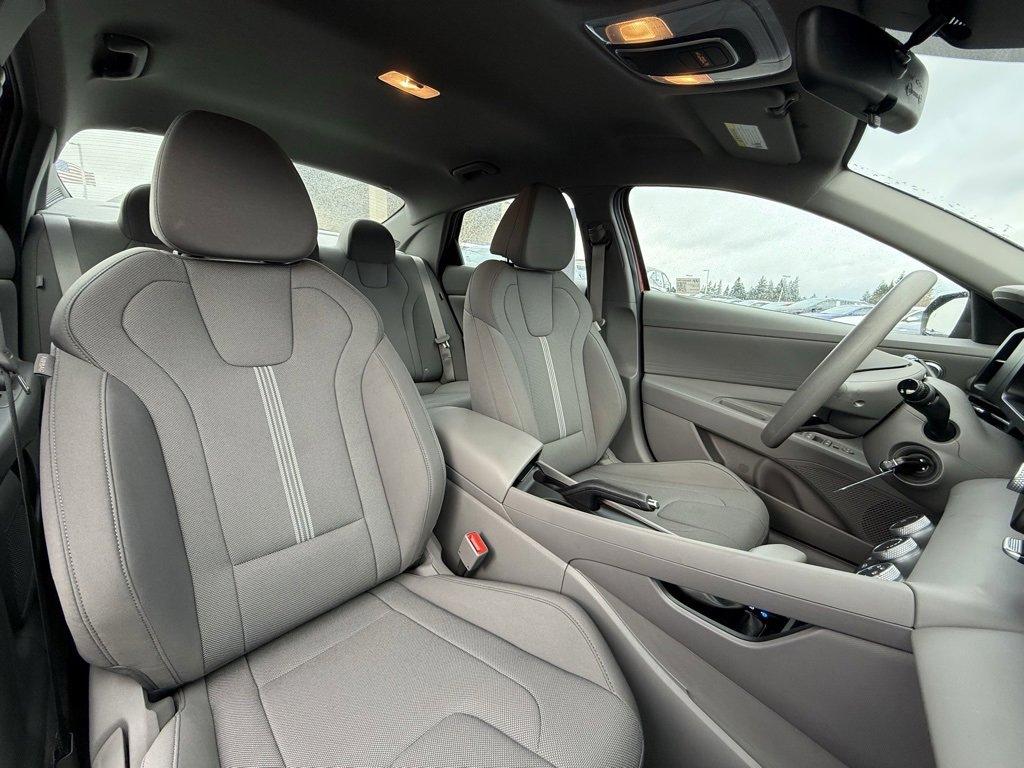 Certified 2025 Hyundai Elantra SE image 17