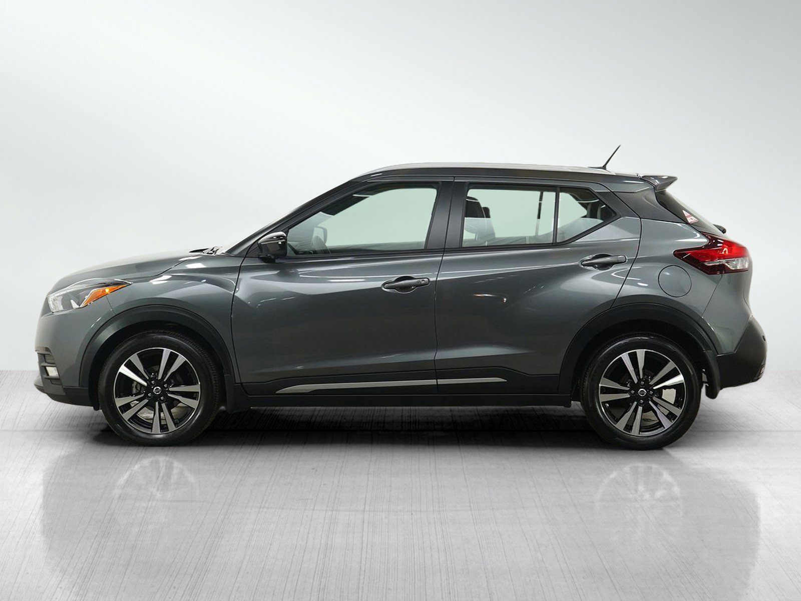 Used 2020 Nissan Kicks SR w/ SR Premium Package image 2