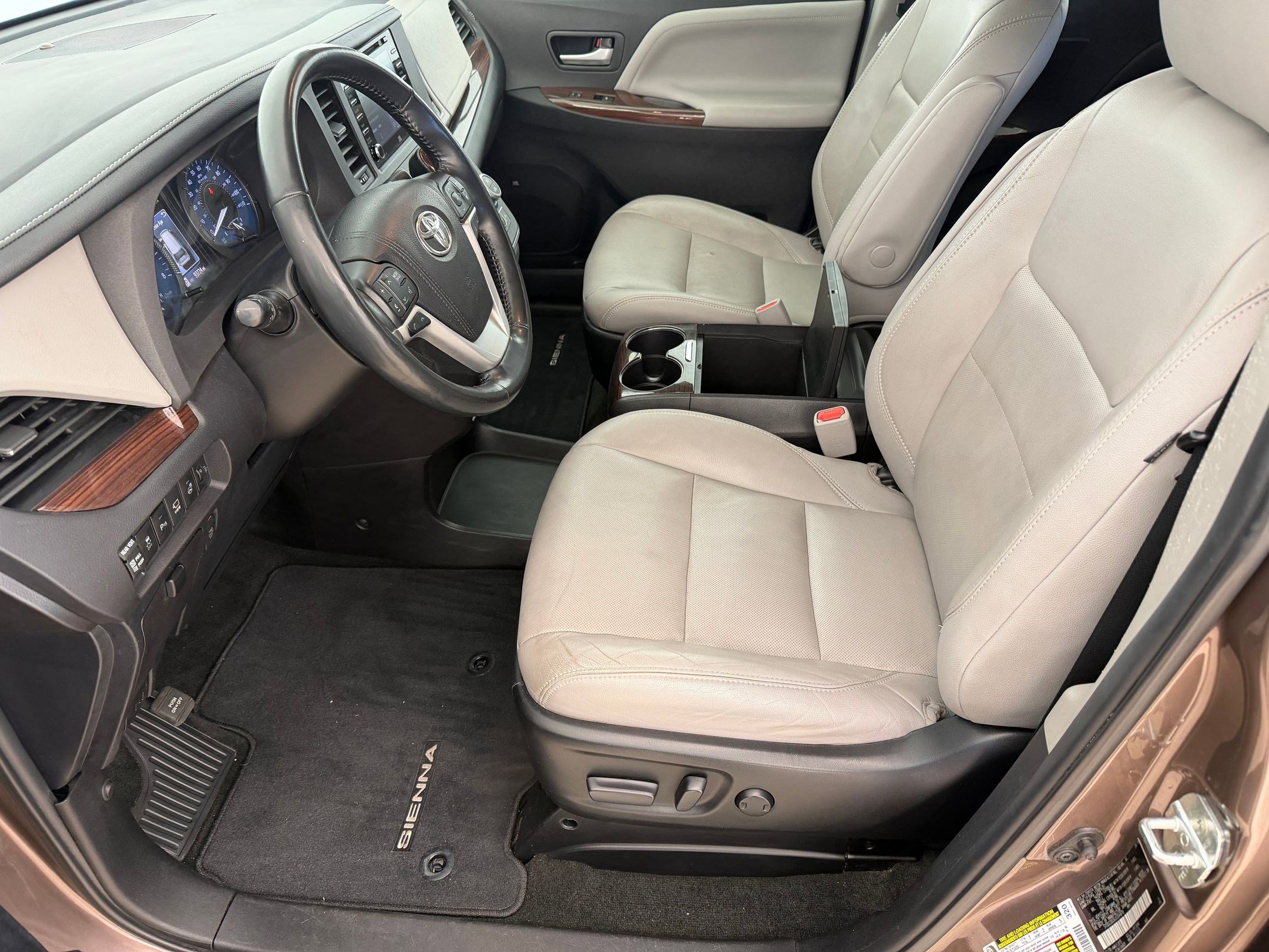 Used 2018 Toyota Sienna Limited Premium image 22