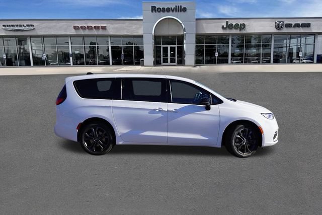 New 2026 Chrysler Pacifica Select AWD/4WD image 2