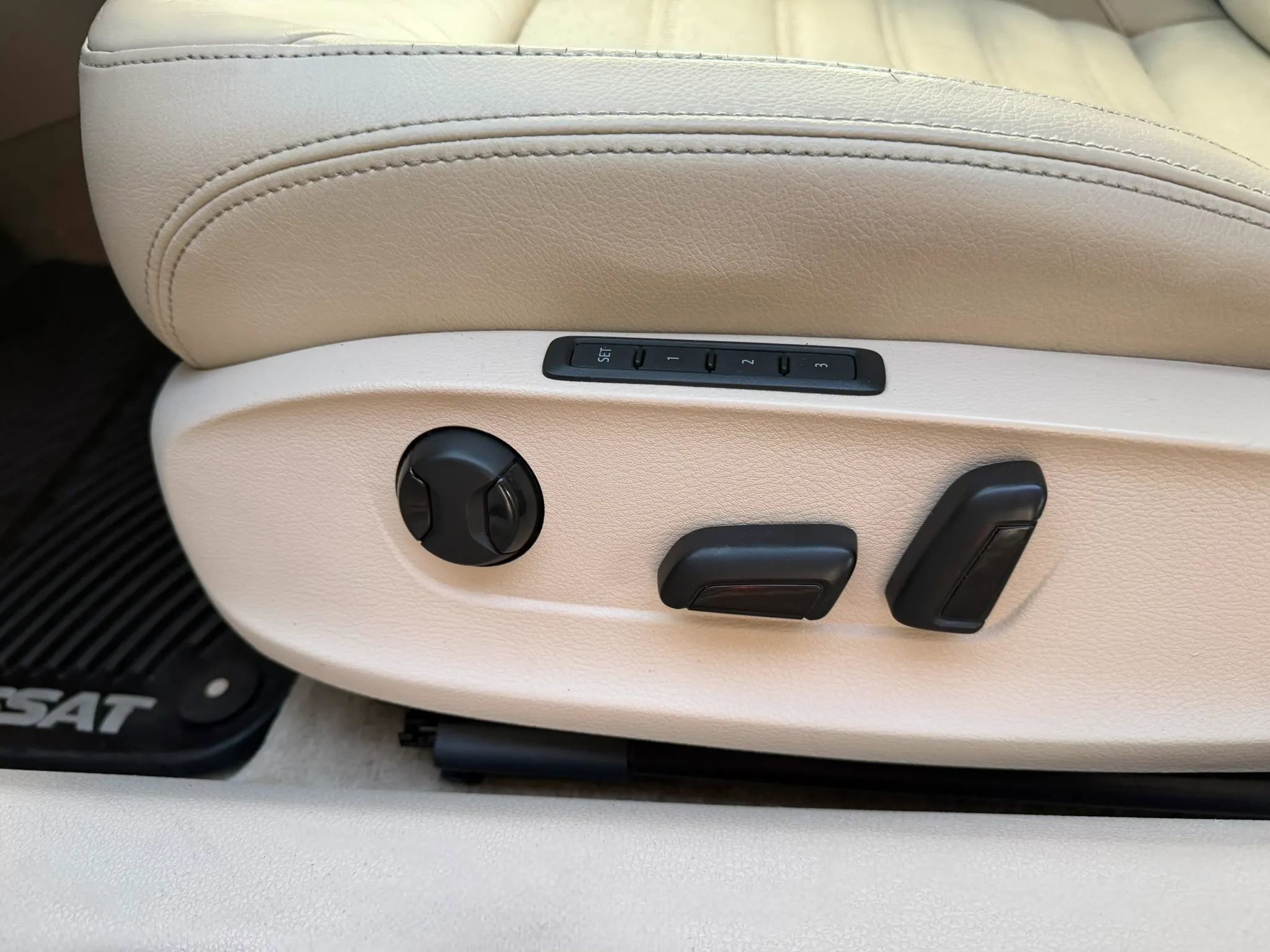 Used 2014 Volkswagen Passat TDI SEL Premium image 24
