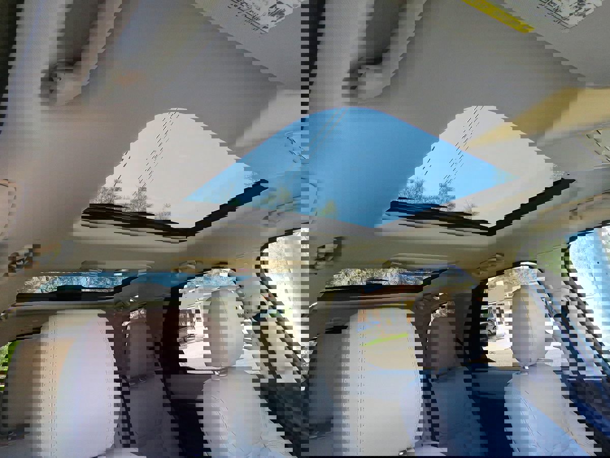 Used 2018 Land Rover Discovery HSE image 15