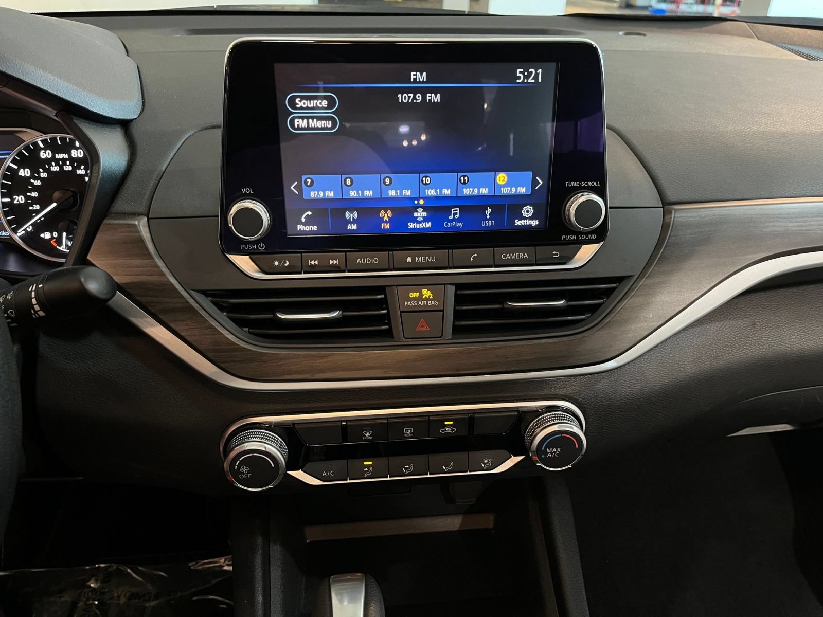 Used 2025 Nissan Altima 2.5 SV FWD image 17