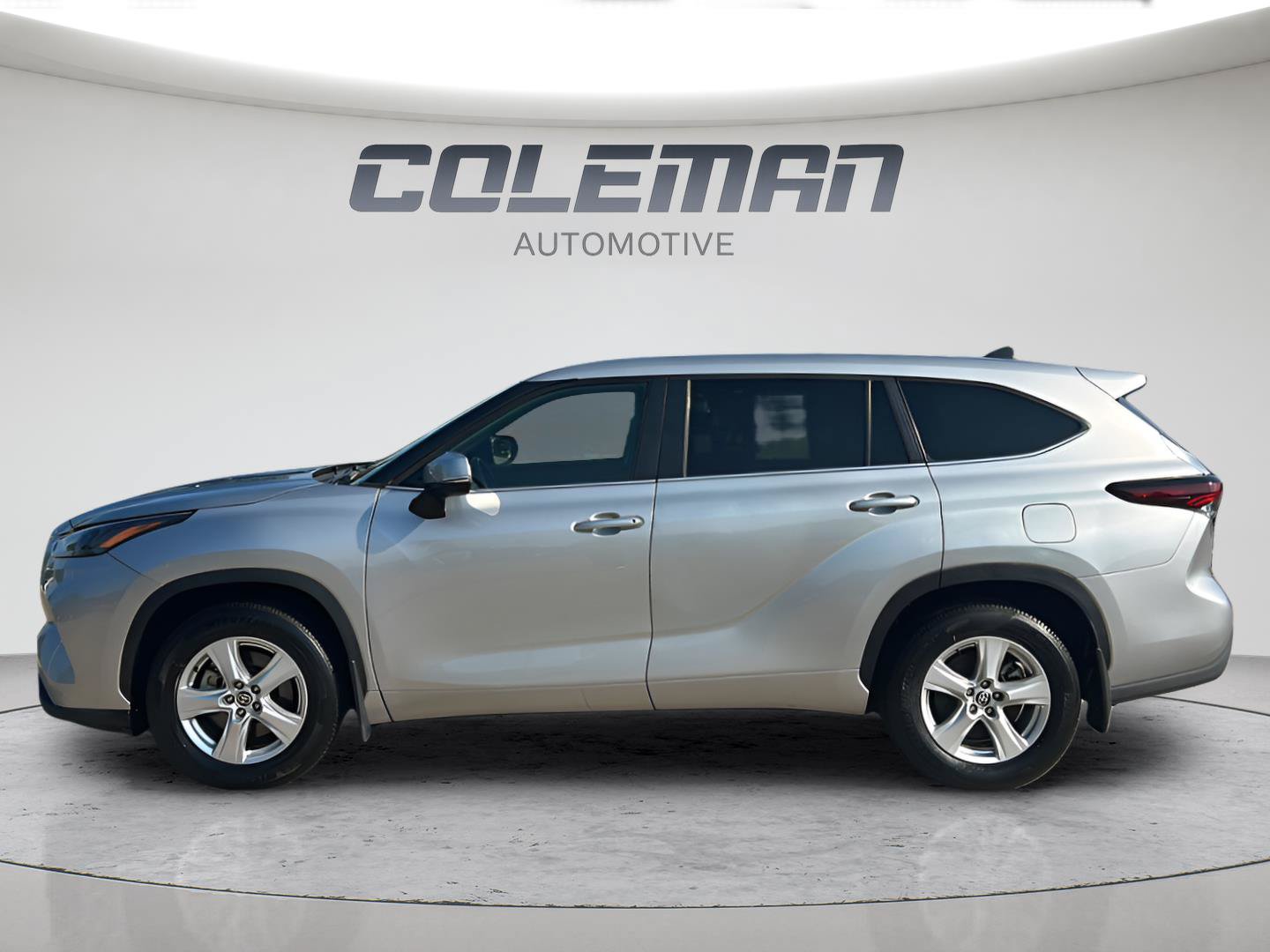 Used 2024 Toyota Highlander LE AWD/4WD image 5