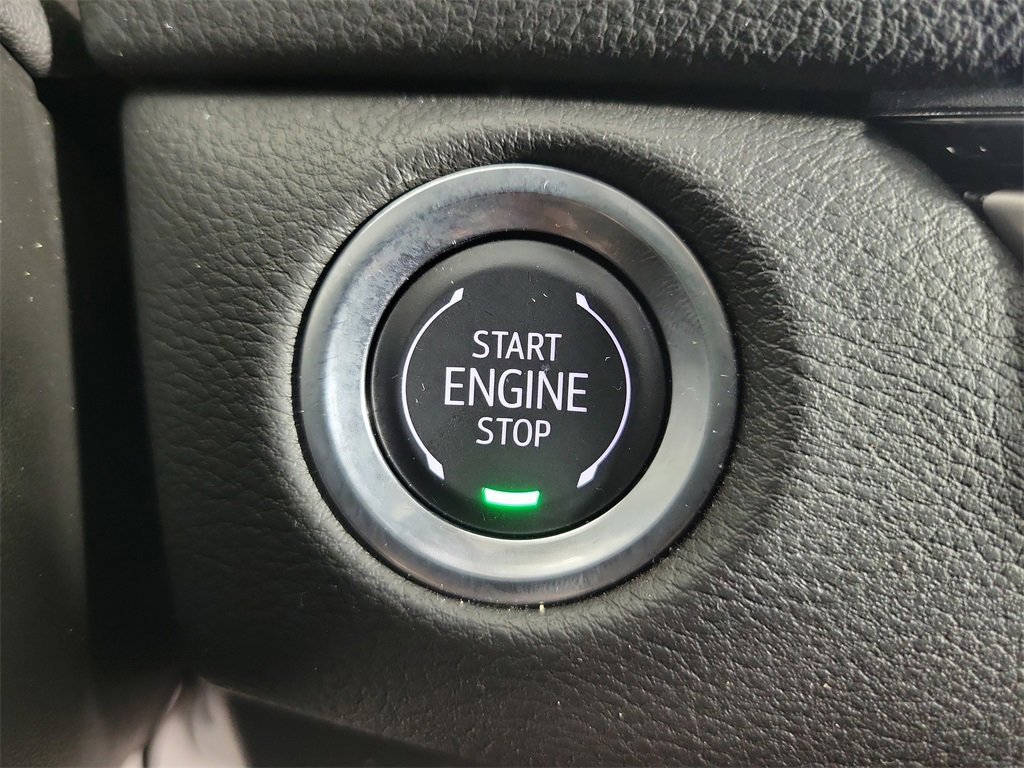 Certified 2025 Cadillac XT4 Premium Luxury image 28