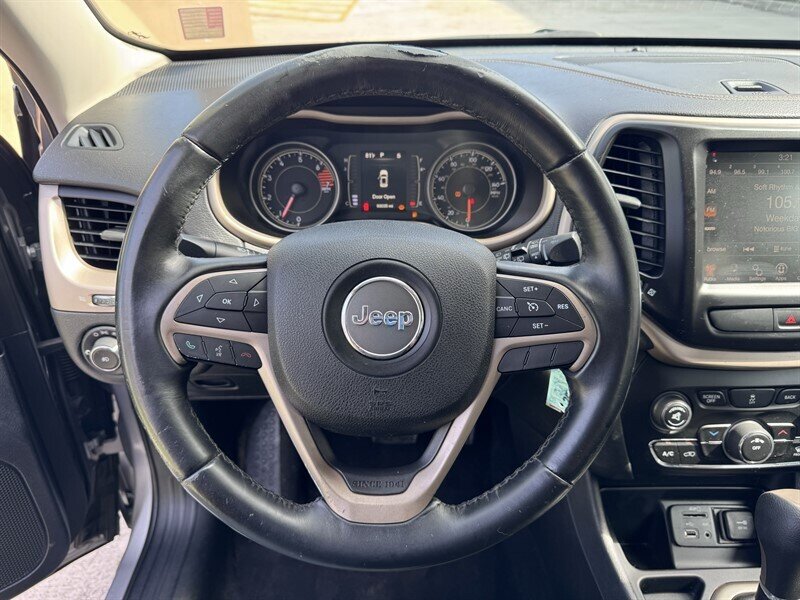 Used 2017 Jeep Cherokee Latitude FWD image 9