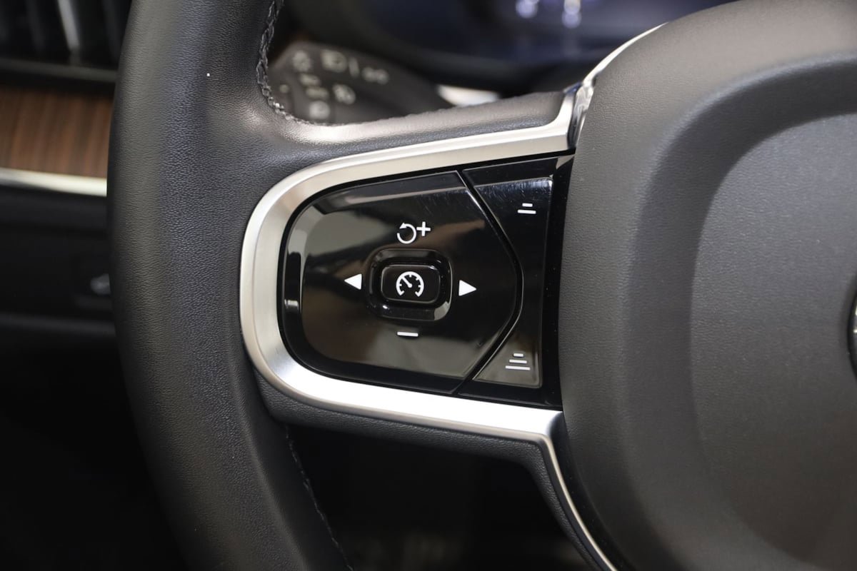Used 2023 Volvo XC60 B5 Plus image 34
