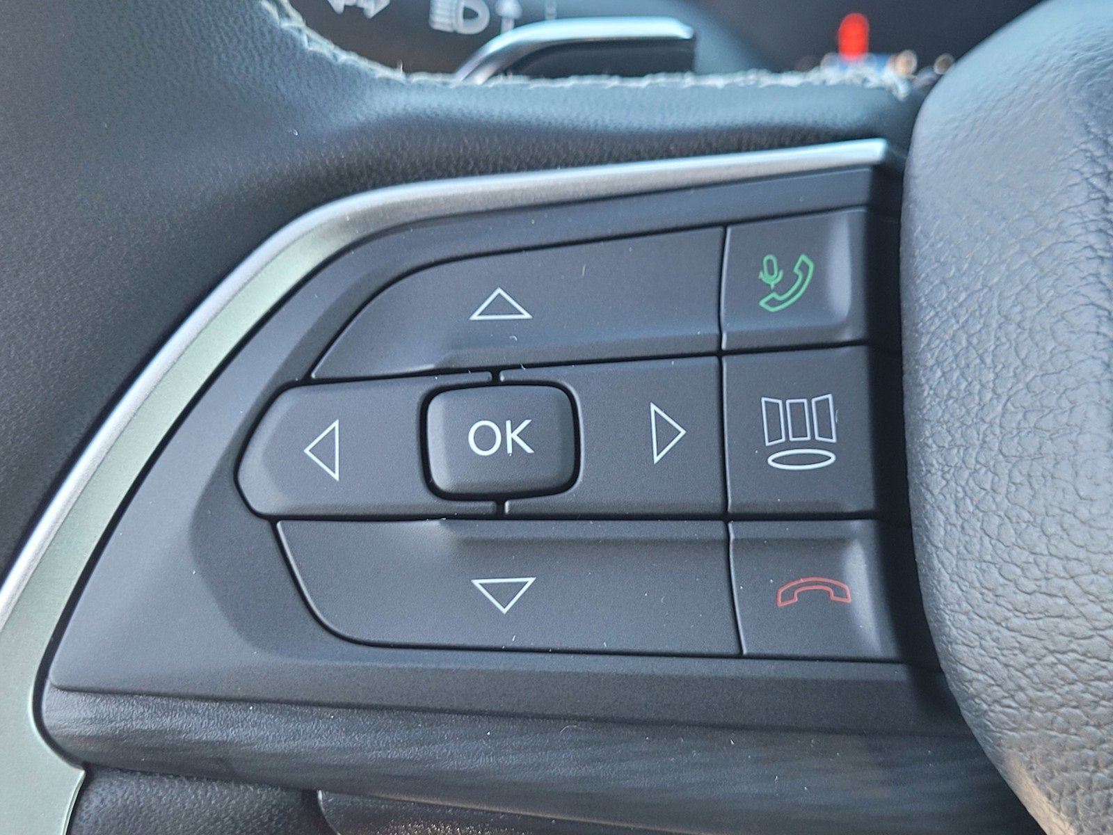 New 2025 Jeep Grand Cherokee Altitude image 23