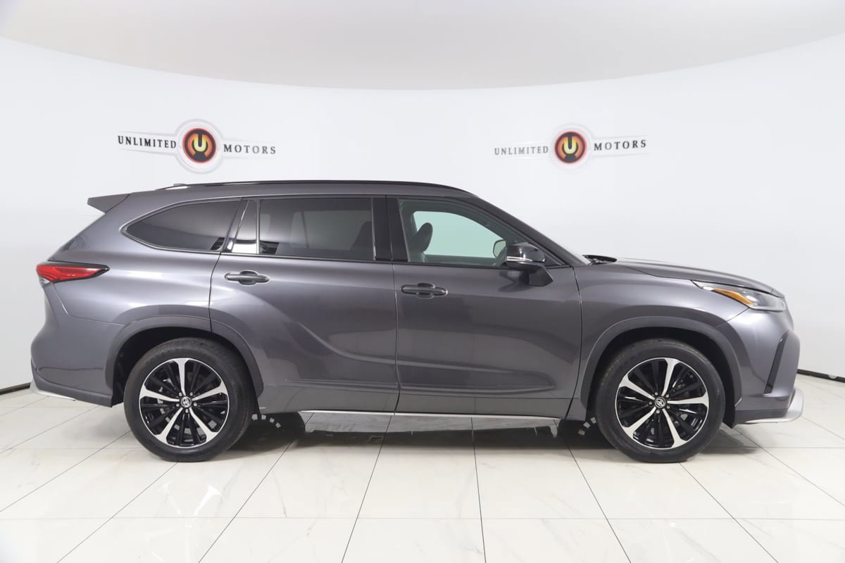 Used 2022 Toyota Highlander XSE w/ Protection Package #3 (TMS) AWD/4WD image 2