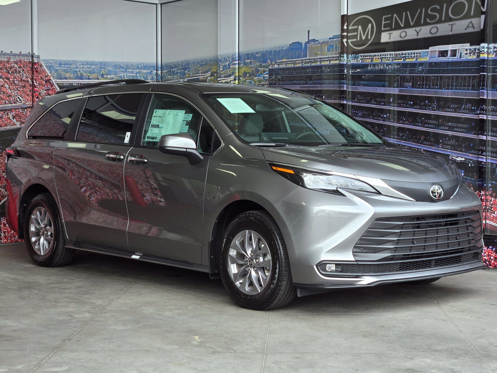 Used 2026 Toyota Sienna XLE FWD image 1