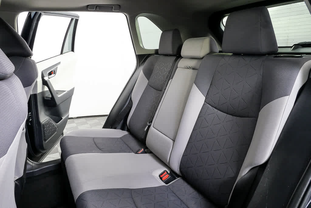 Used 2021 Toyota RAV4 XLE w/ Convenience Package image 18