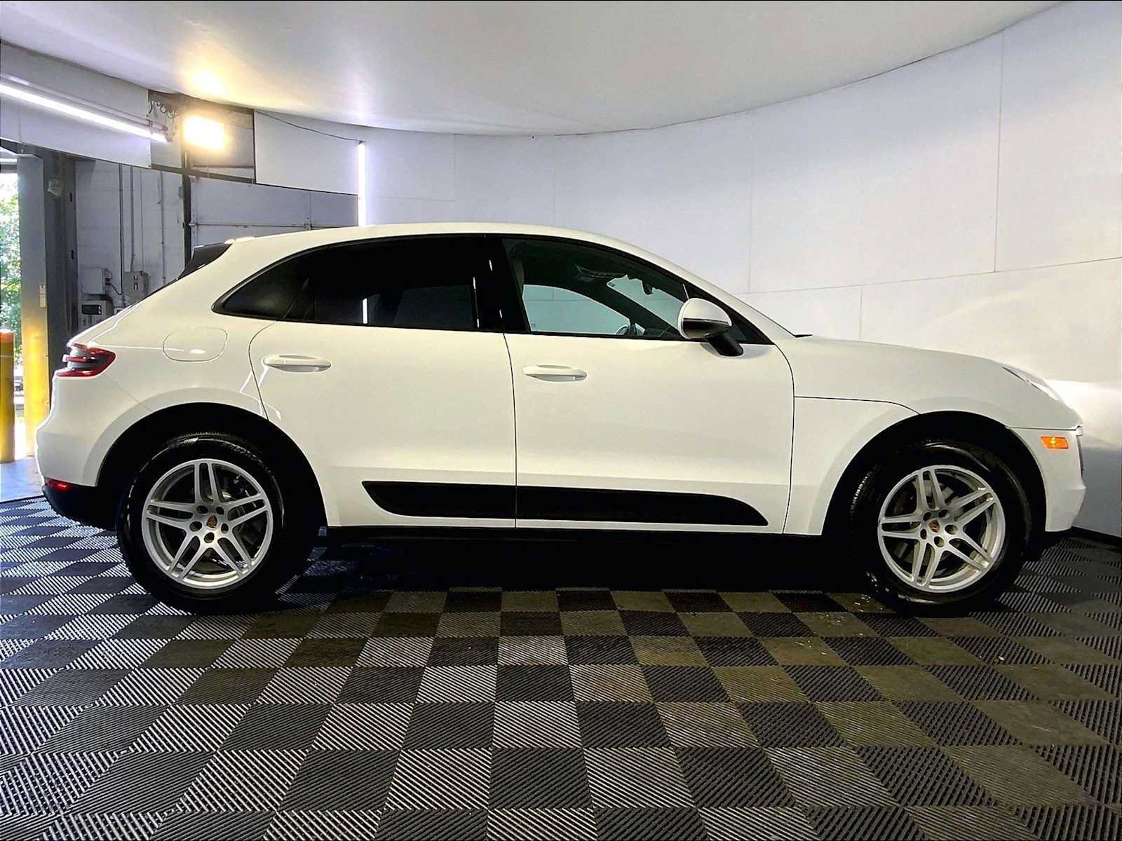 Certified 2018 Porsche Macan AWD/4WD image 8
