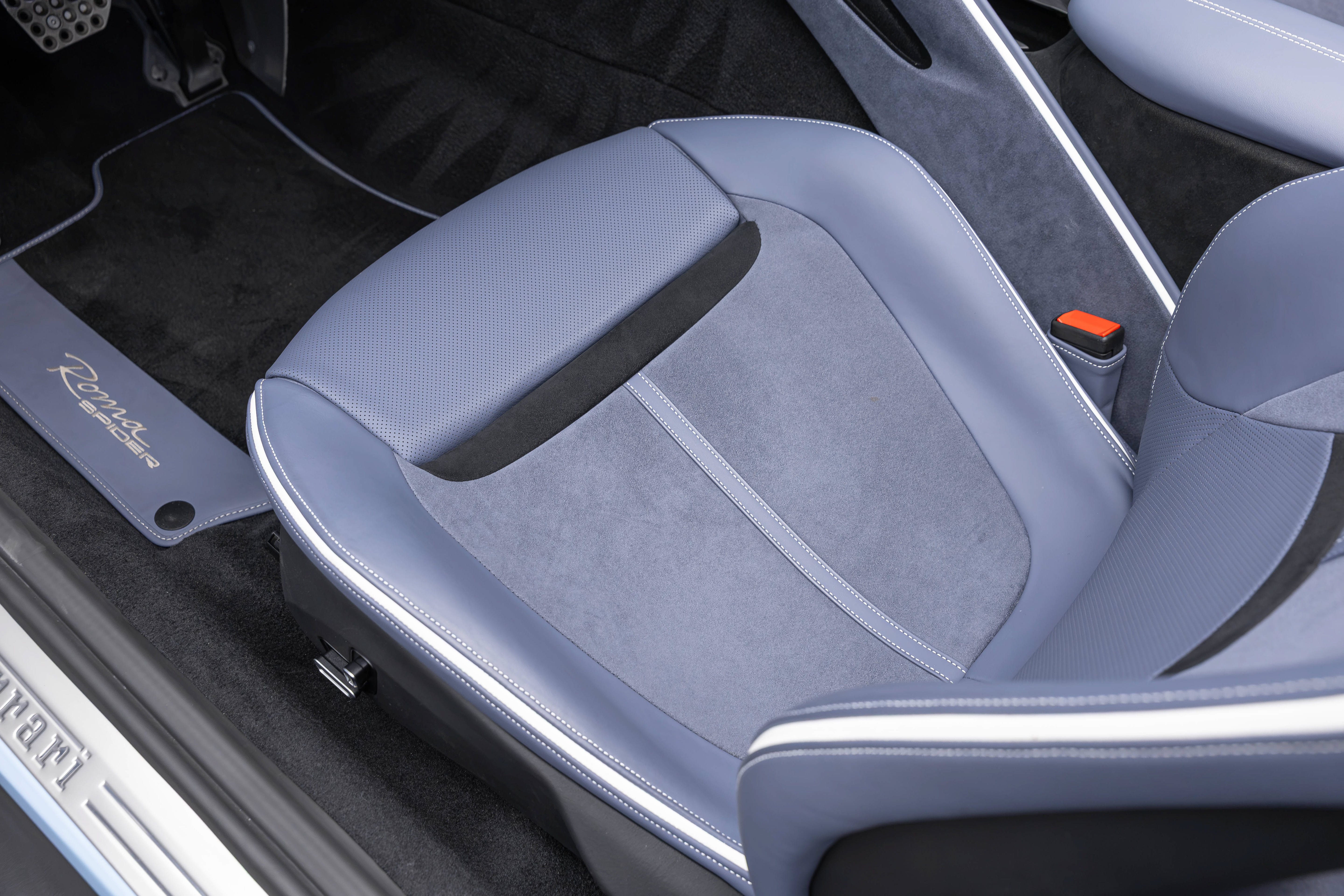 Certified 2025 Ferrari Roma Spider RWD image 29