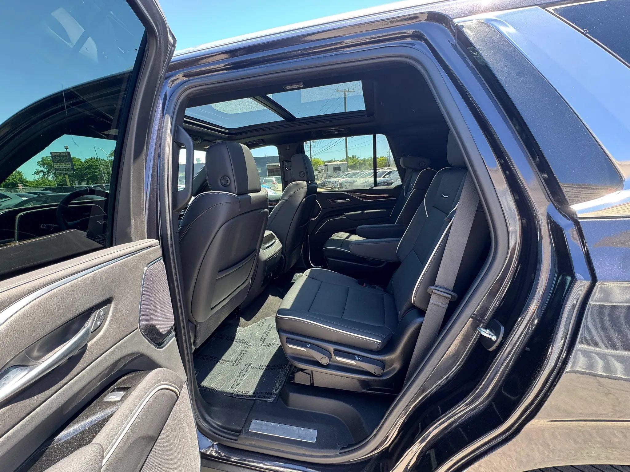Used 2024 Cadillac Escalade Premium Luxury AWD/4WD image 19