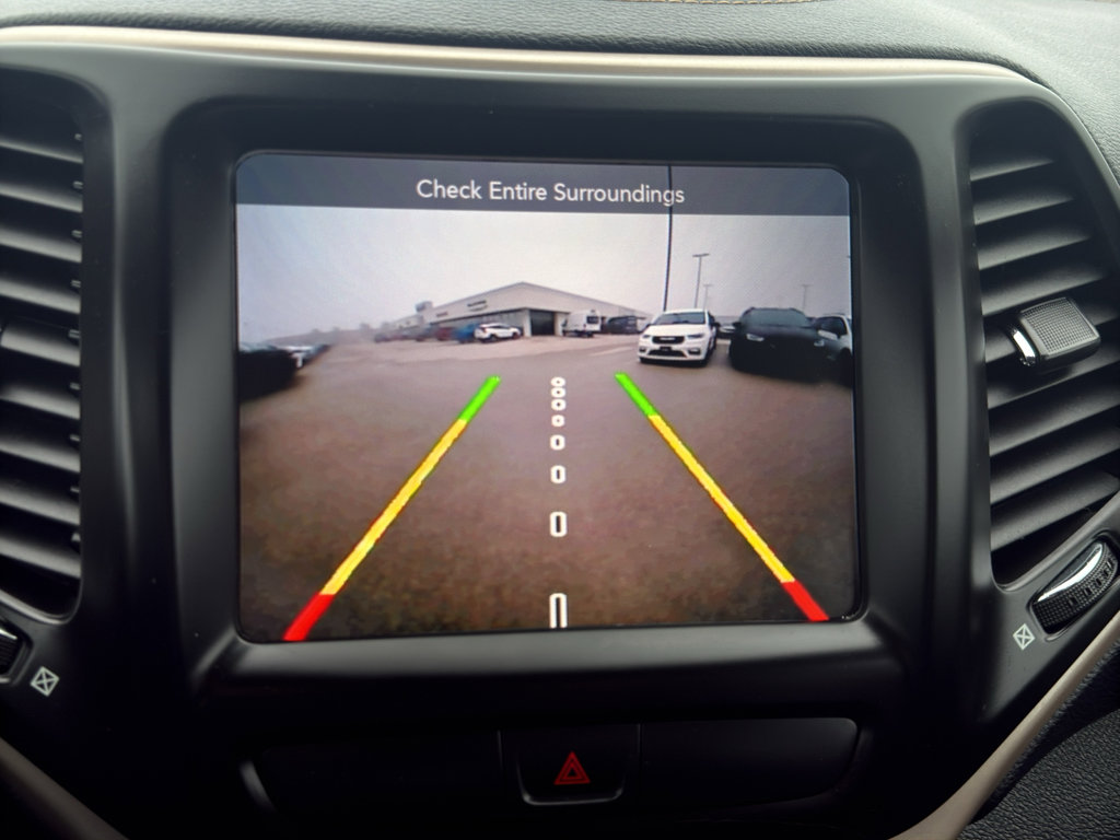 Used 2017 Jeep Cherokee Latitude w/ Comfort/Convenience Group image 19