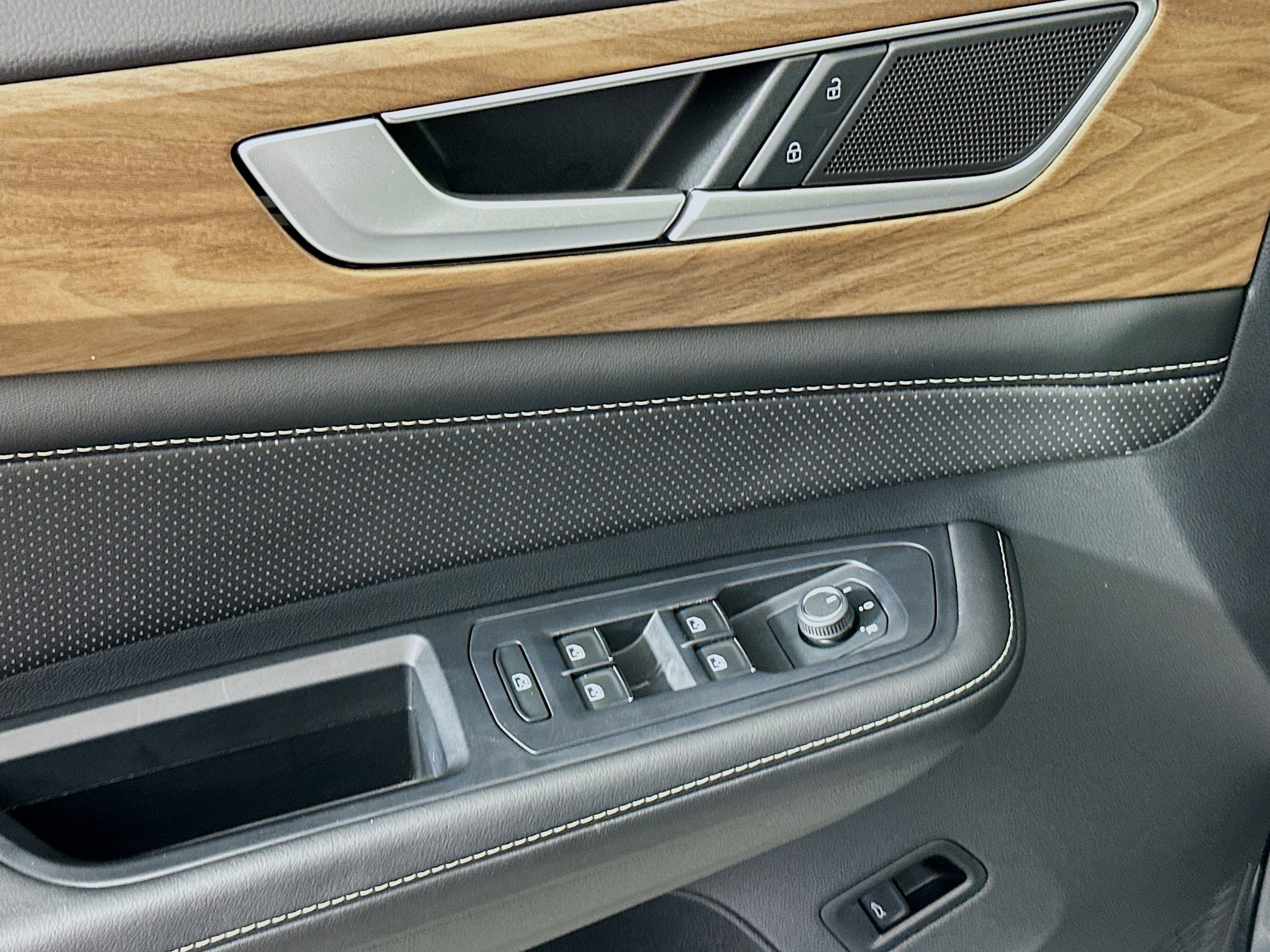 Used 2025 Volkswagen Atlas SE image 15