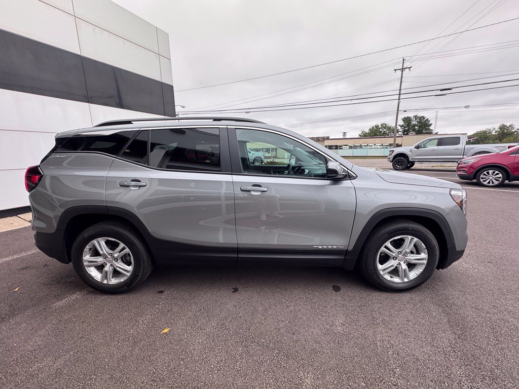 Used 2024 GMC Terrain SLE w/ Driver Convenience Package FWD image 8
