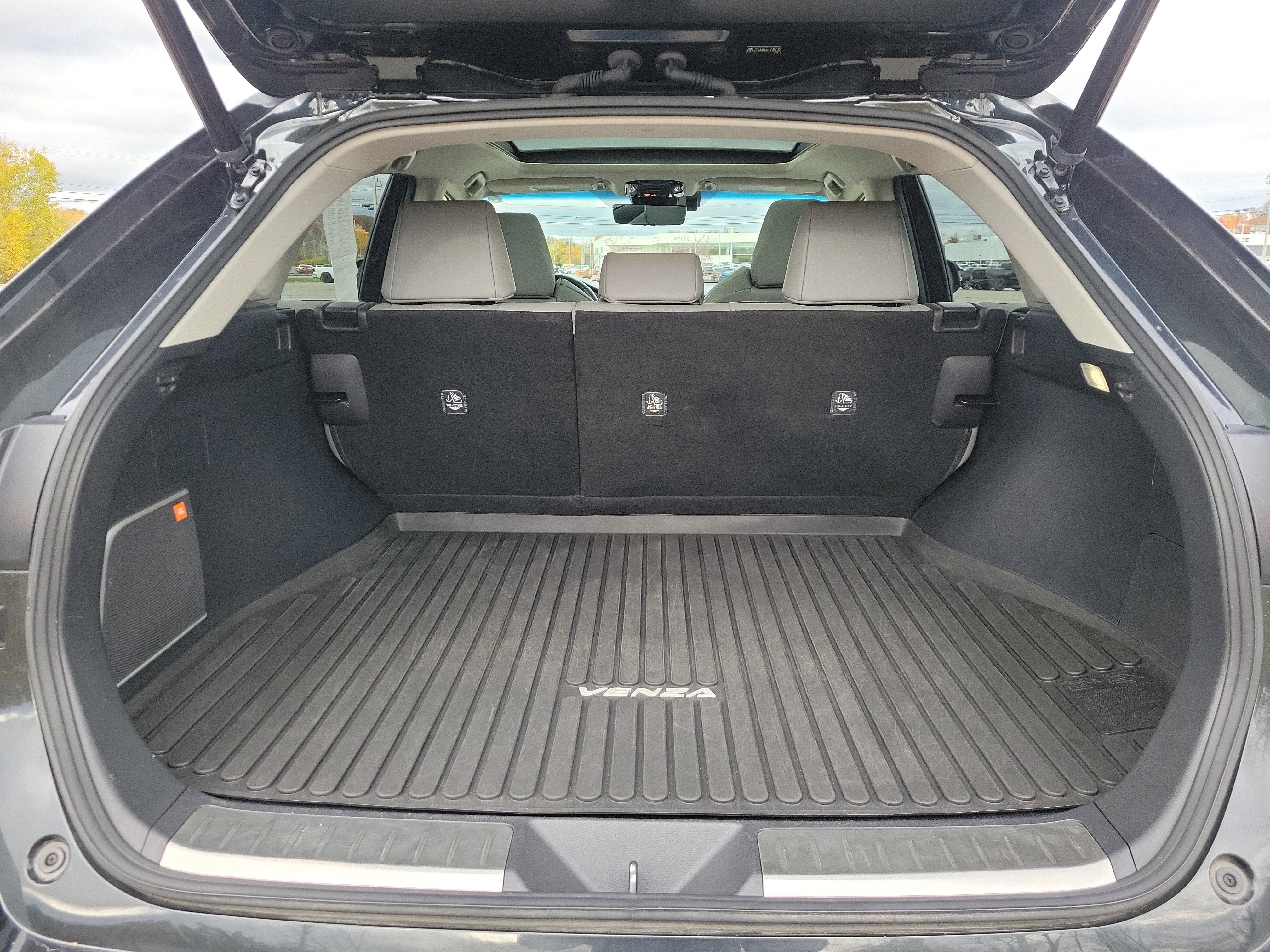 Used 2021 Toyota Venza LE image 17