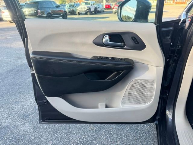 Used 2022 Chrysler Pacifica Touring-L FWD image 15