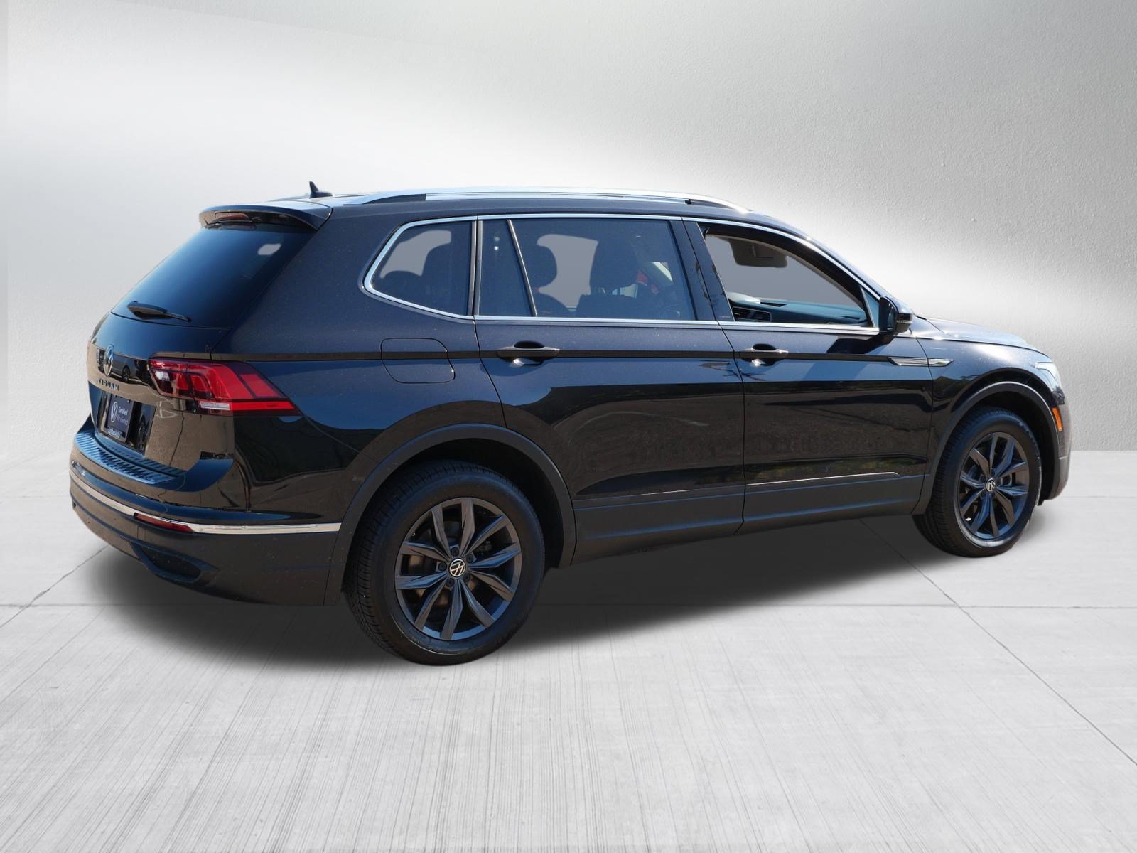 Certified 2023 Volkswagen Tiguan SE w/ Panoramic Sunroof Package FWD image 2