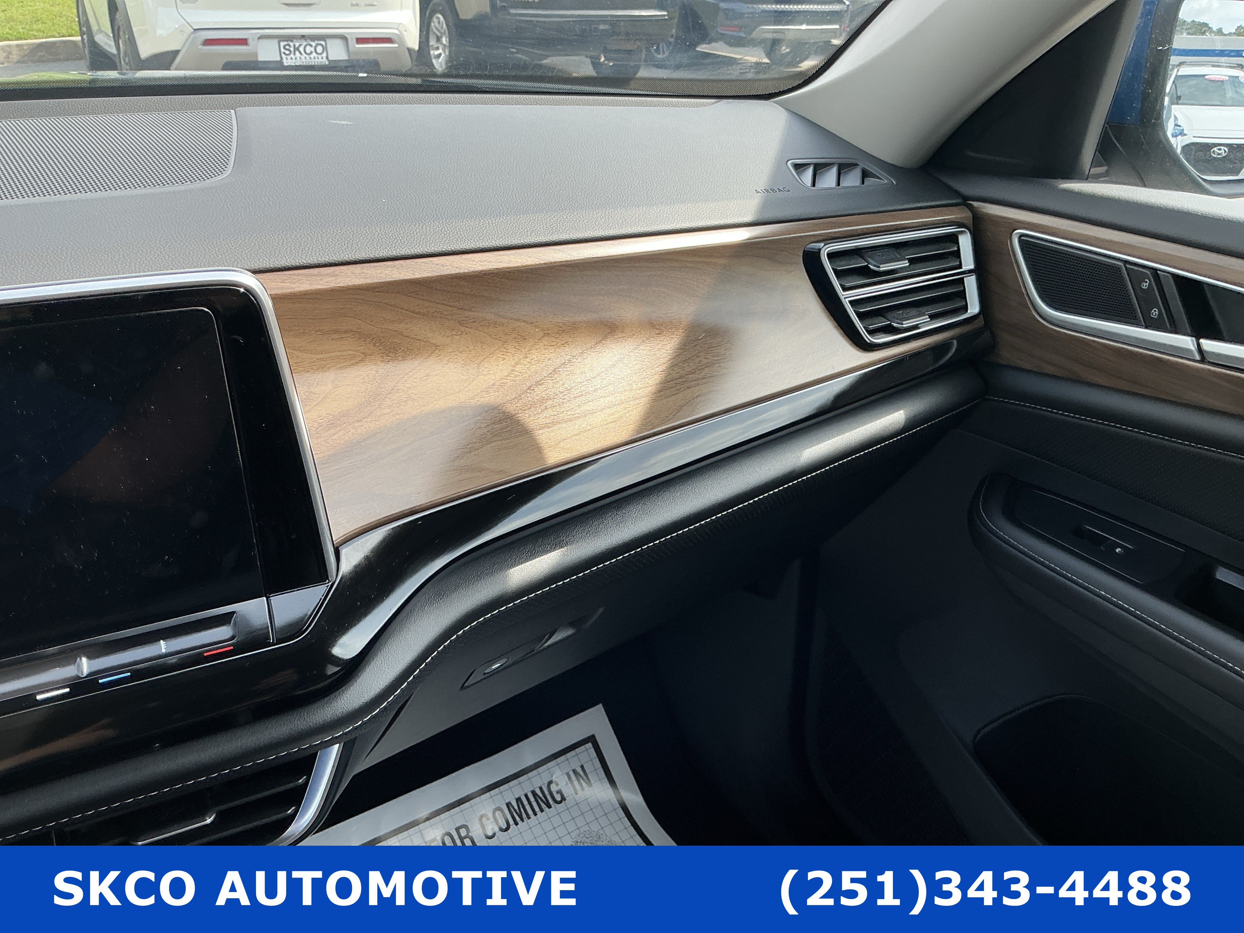 Used 2025 Volkswagen Atlas SE AWD/4WD image 24