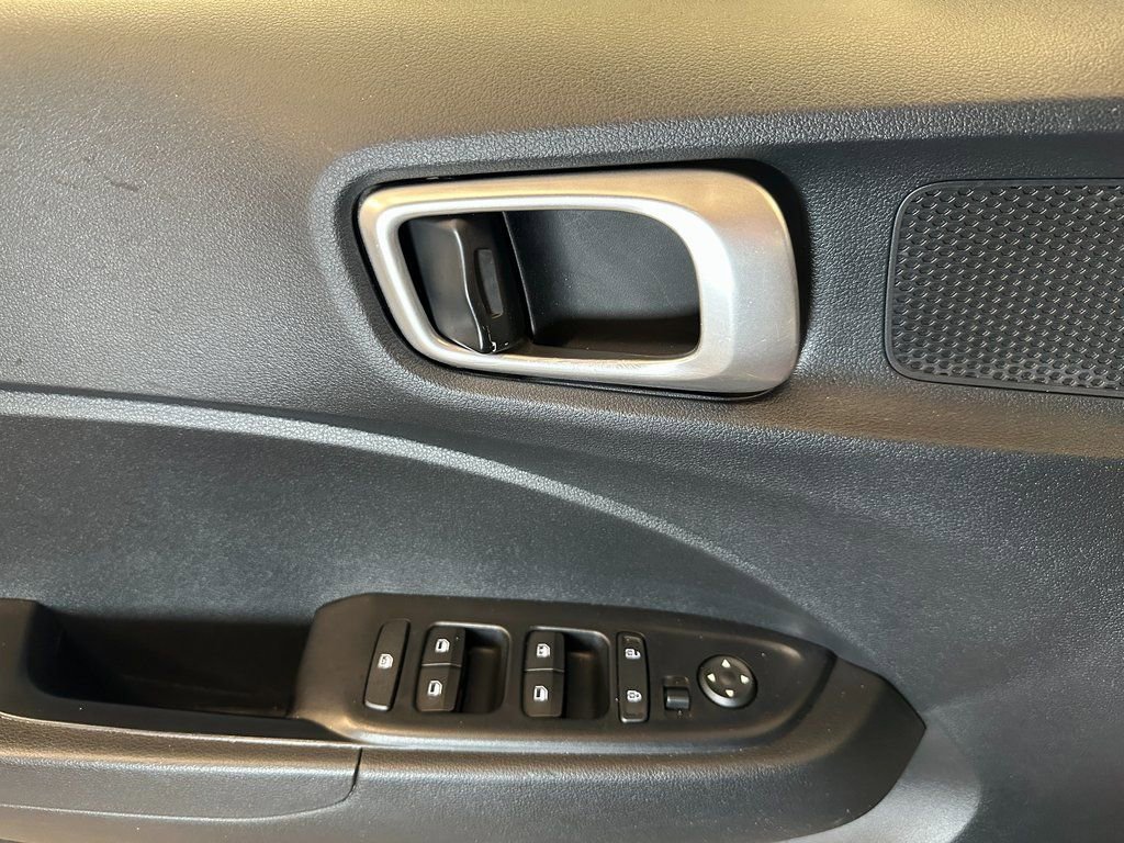 Used 2023 Hyundai Venue SE image 16