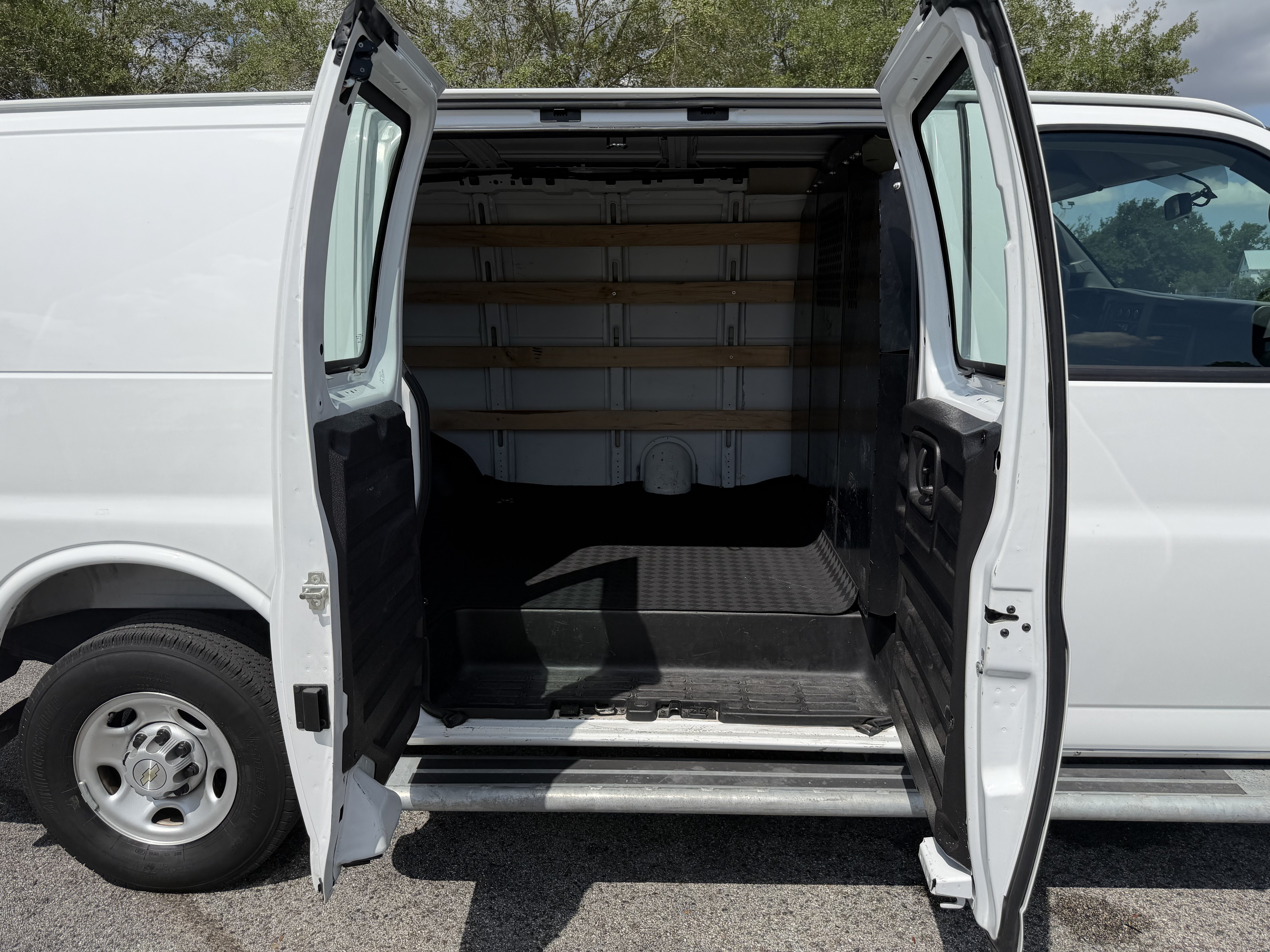 Used 2025 Chevrolet Express 2500 w/ Driver Convenience Package RWD image 8