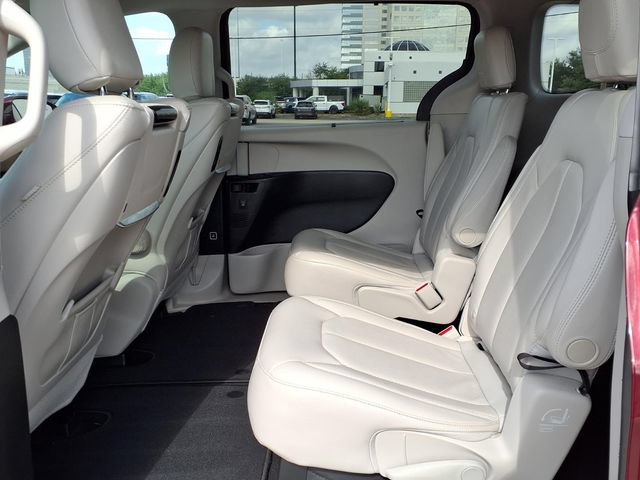 Used 2017 Chrysler Pacifica Touring-L Plus w/ Advanced Safetytec Group FWD image 5