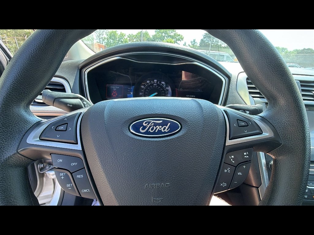 Used 2017 Ford Fusion SE w/ Fusion SE Technology Package FWD image 12