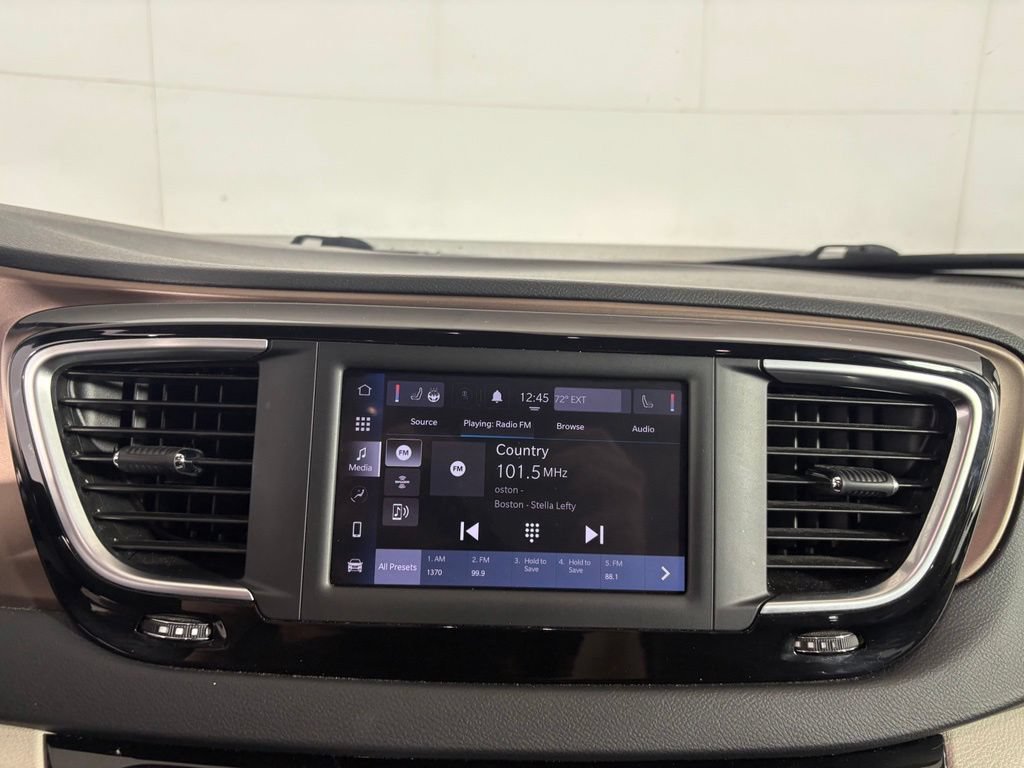 Used 2022 Chrysler Voyager LX FWD image 18
