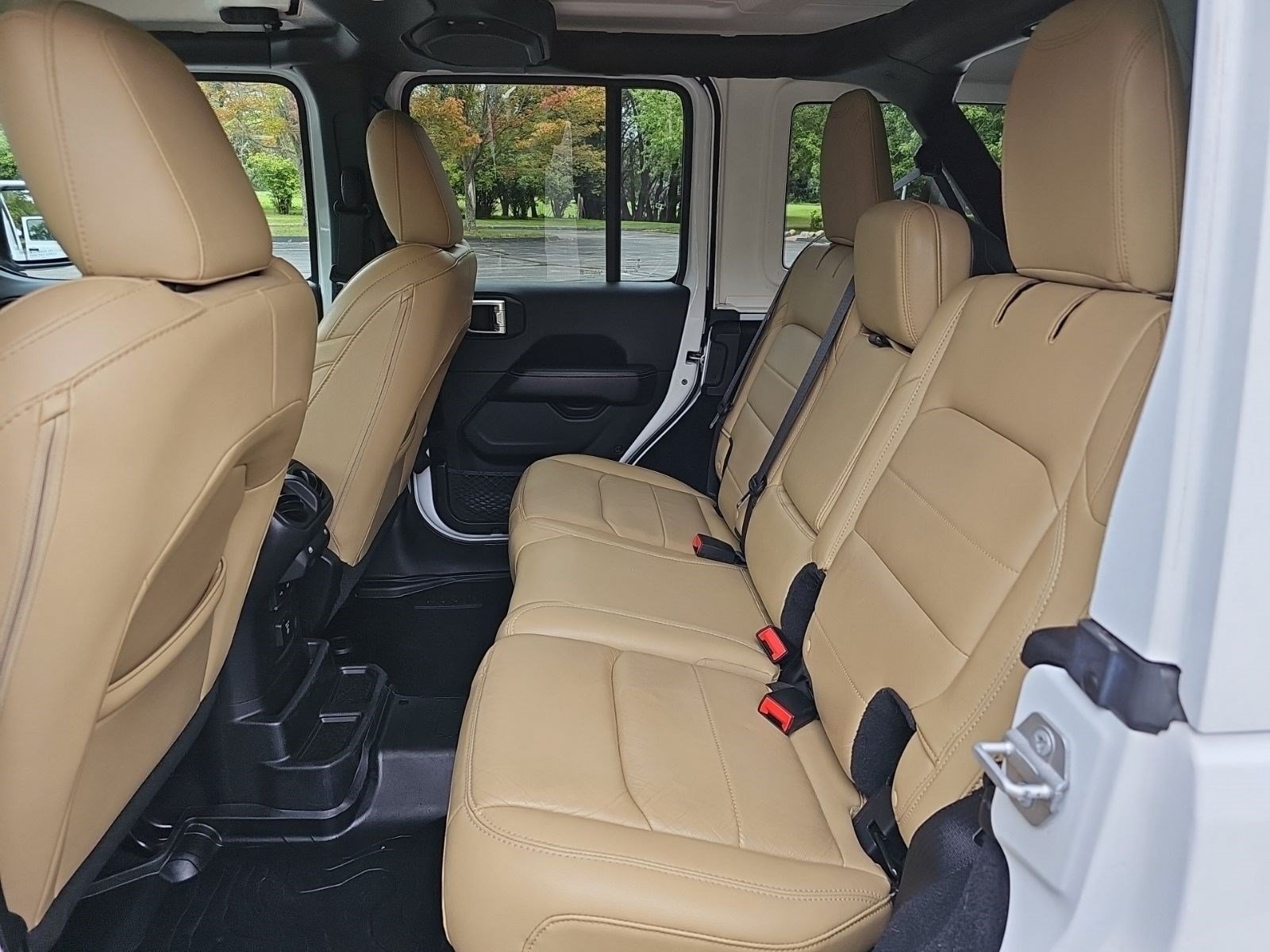 Used 2019 Jeep Wrangler Unlimited Sahara AWD/4WD image 18