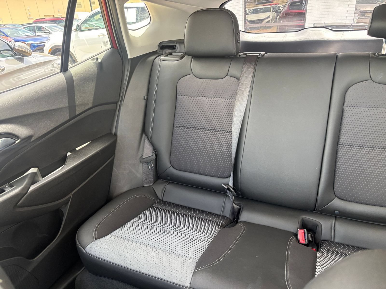 Used 2025 Chevrolet Trax LT w/ LT Convenience Package FWD image 38